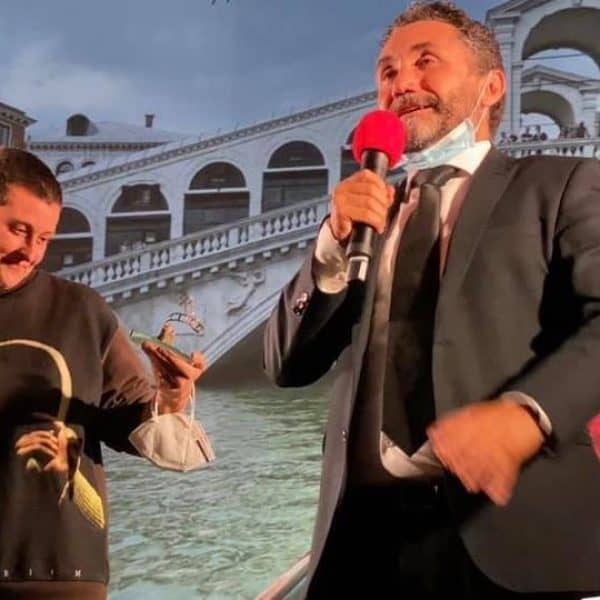 Nicola consegna il premio "Cinema Italiano nel Mondo" a Francesca Manieri a Venezia 2020